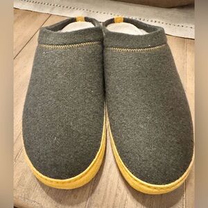 OluKai Hamani Hulu Dusty Olive and Mustard Slippers, NWOT Men’s Size 10 (EUR 43)